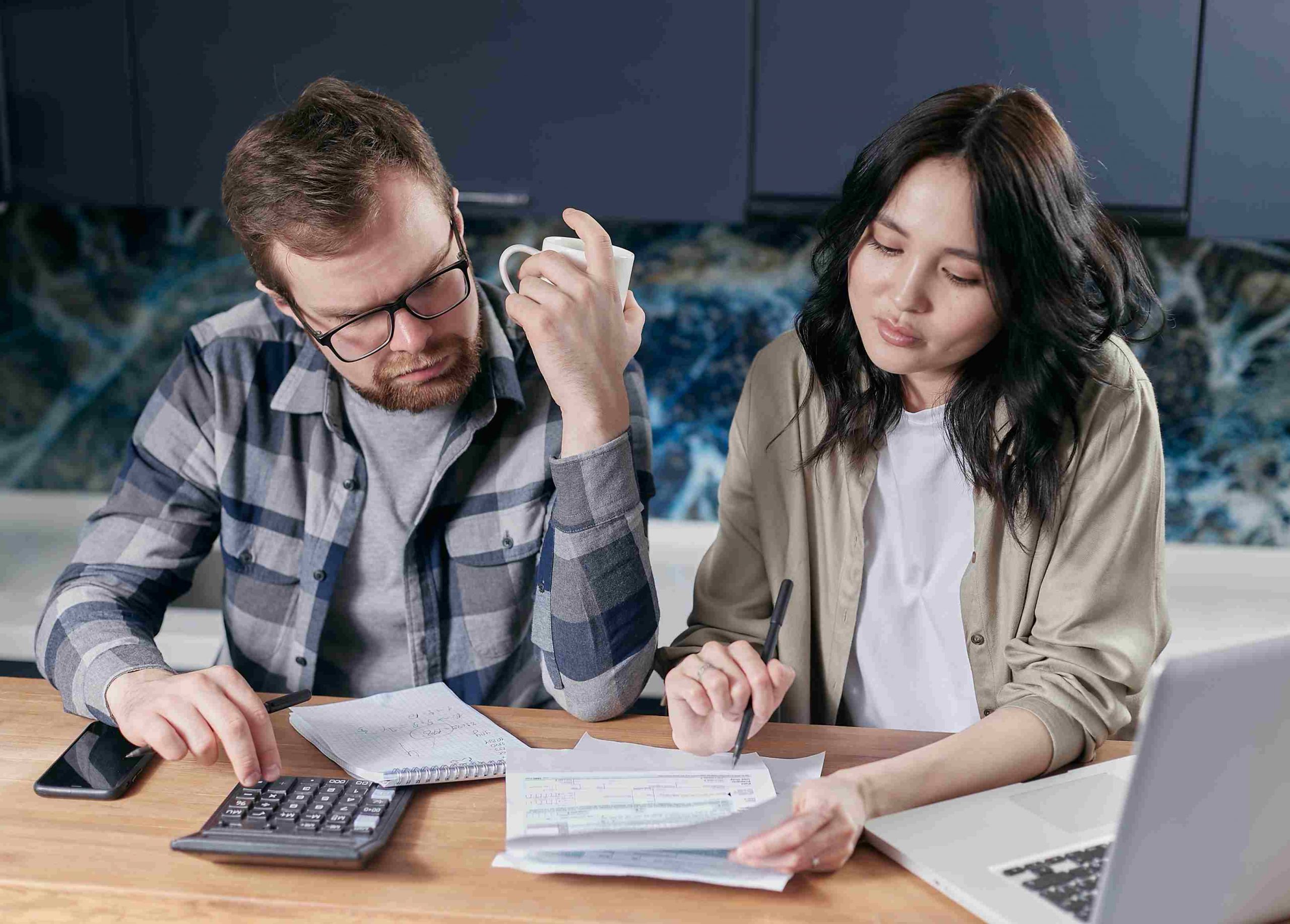 You are currently viewing 8 Cara Mengatur Keuangan Rumah Tangga Bagi Pasangan Baru Menikah